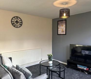 Little Hay Apartment | Large spacious and spotless house snooker and table tennis NEC,JLR,Airport Sleeps 8