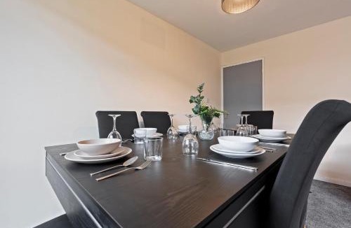 Little Hay Apartment | Large spacious and spotless house snooker and table tennis NEC,JLR,Airport Sleeps 8