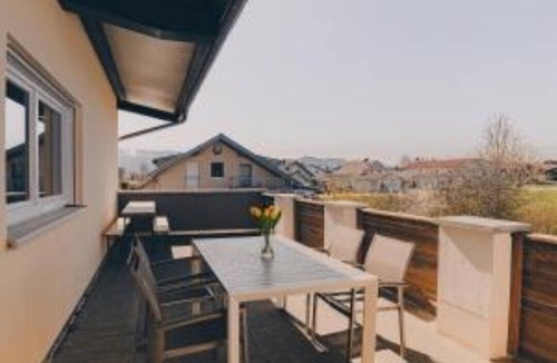 Eggenthall Apartment | Large spacious vacation apartment with balcony and three bedrooms in the Allgäu
