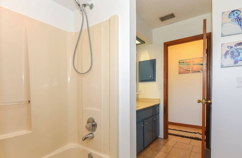 South Daytona House | Large Split Townhome w/ 2 kitchens! Perfect for couple's and blended families!