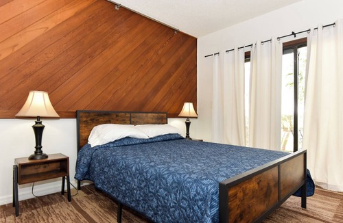 South Daytona House | Large Split Townhome w/ 2 kitchens! Perfect for couple's and blended families!