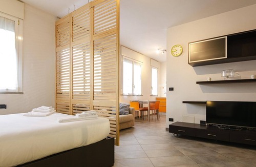 Cirenaica Apartment | Large studio flat with private car park