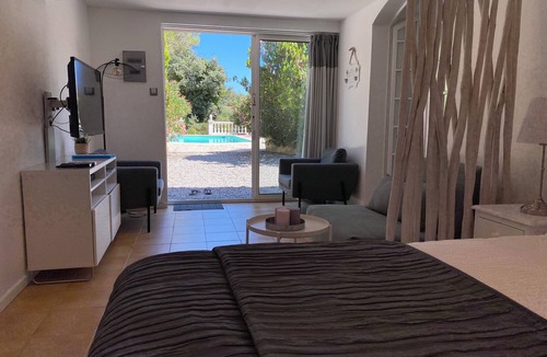 Sillans-la Cascade Cottage | Large Studio + private swimming pool 50m2 * 1500m2 garden * Proximity Cascade
