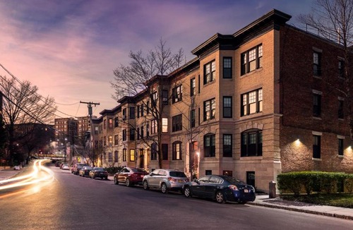 North Brookline Apartment | Large Studio w/Queen AND Sofa Bed.#38