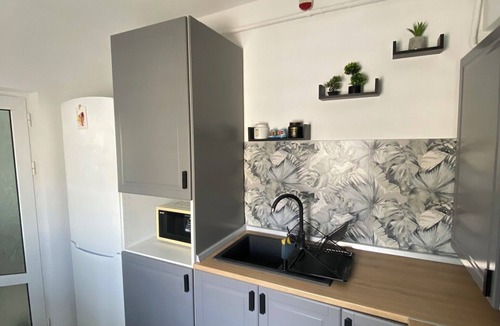 Iasi Apartment | Large Studio with King size Bed + Day bed, AC, Parking, Child-Friendly and Toys