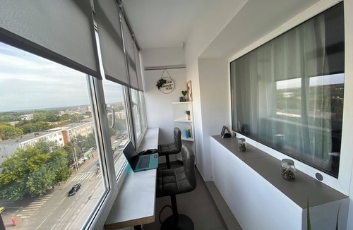 Iasi Apartment | Large Studio with King size Bed + Day bed, AC, Parking, Child-Friendly and Toys
