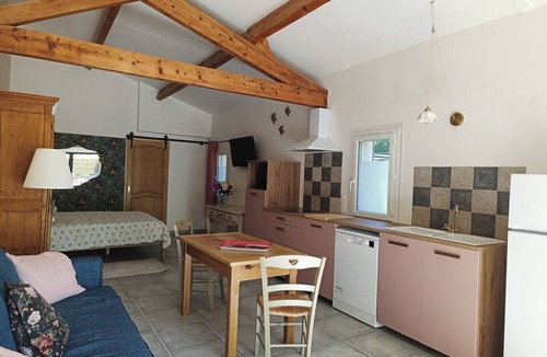 Lagnes Apartment | Large studio with outdoor jacuzzi