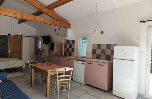 Lagnes Apartment | Large studio with outdoor jacuzzi