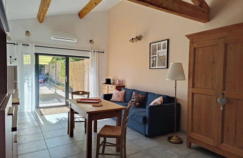 Lagnes Apartment | Large studio with outdoor jacuzzi
