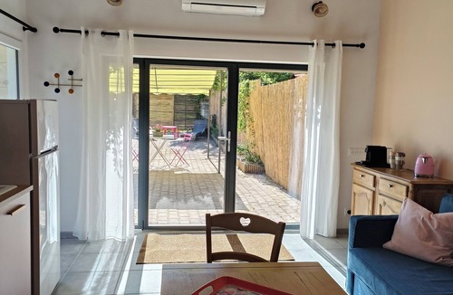 Lagnes Apartment | Large studio with outdoor jacuzzi