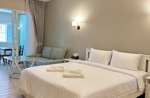 South Pattaya Hotel | Large Studio with Kitchen – 50m from Jomtien Beach
