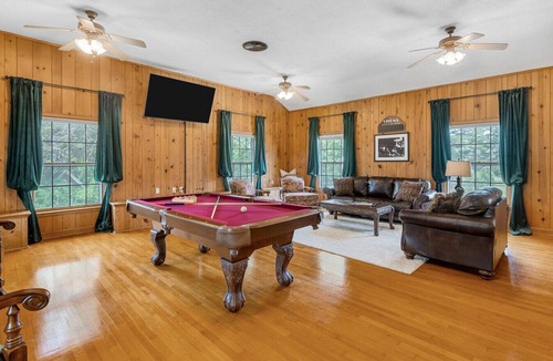 Fort Smith Apartment | Large suite w/king bed! The Blooming Garden!