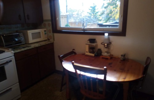 St. Catharines Apartment | Large, sunny, 2-room suite in private home near lake, beach, shopping, bus.