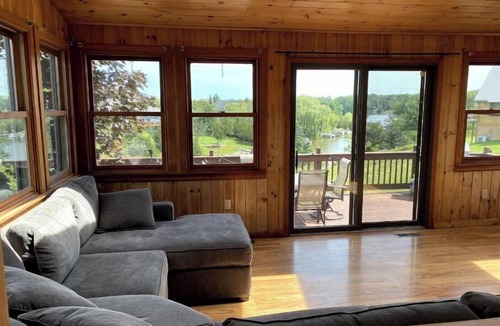 Athens House | Large & Sunny Lakefront Home