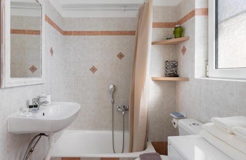 Kypseli Apartment | Large terrace studio