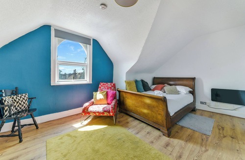 Bensham Manor Apartment | Large Thornton Heath Studio minutes from the station!