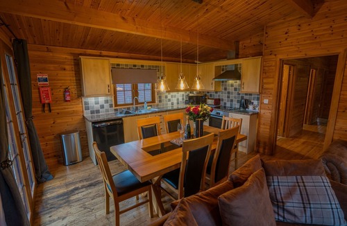 East Huntspill Cabin | Large three bedroom lodge with private hot tub on the banks of the river Brue.