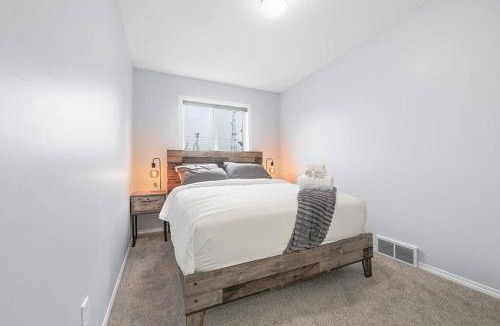 Ellerslie House | Large Townhome Near Anthony Henday in Ellerslie with Driveway & Visitor Parking, King Bed, 4 Queen Beds, Fully Equipped Kitchen & More!