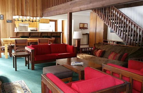Black Butte Ranch House | Large, traditional Black Butte Ranch house features big indoor sunken hot tub