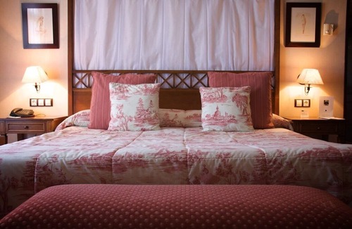 Cebreros Hotel | Large Unit with Easy Golf Access Ideal for Leisure Travelers