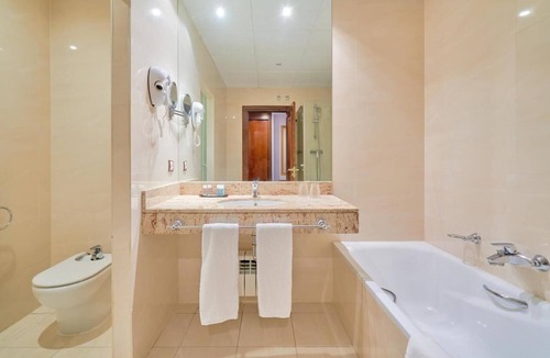 Cebreros Hotel | Large Unit with Easy Golf Access Ideal for Leisure Travelers