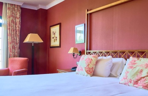 Cebreros Hotel | Large Unit with Easy Golf Access Ideal for Leisure Travelers