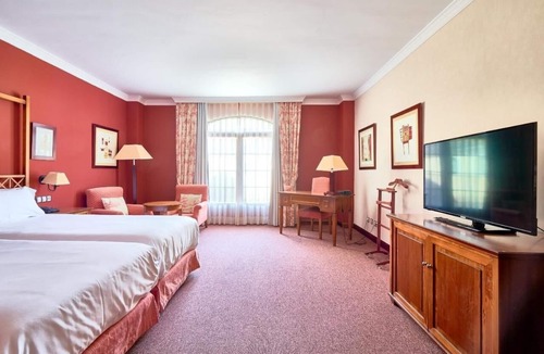 Cebreros Hotel | Large Unit with Easy Golf Access Ideal for Leisure Travelers