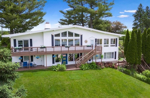 West Branch Cabin | Large Updated Lakefront House on Lake George. Kayaks, games, fire pit, sledding.