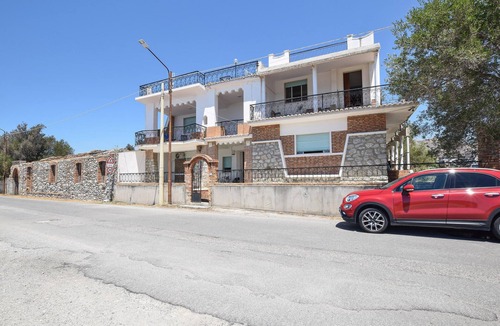 Lazzaro House | Large vacation home with plenty of space for the whole family and a fantastic view of the sea.