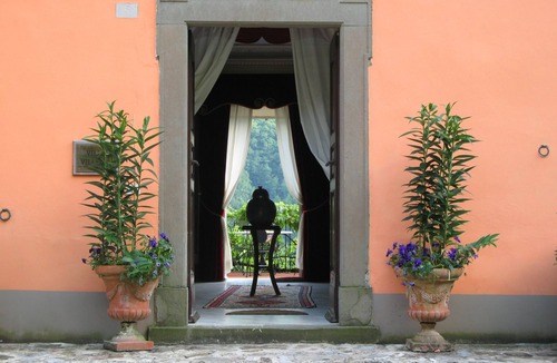 Borgo a Mozzano Villa | Large Villa Near Lucca In Tuscany With Pool And Mountain Views