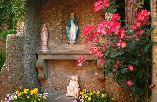 Borgo a Mozzano Villa | Large Villa Near Lucca In Tuscany With Pool And Mountain Views