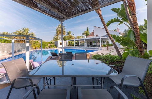 Elche Villa | Large villa with huge garden and swimming pool, perfect for groups and events