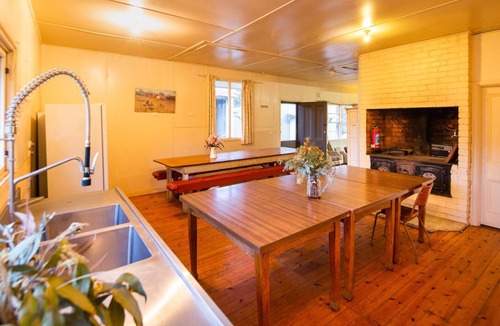 Maindample House | Large Wappan Bonnie Doon farmstay on Lake Eildon near Mansfield/Mt Buller. 18ppl