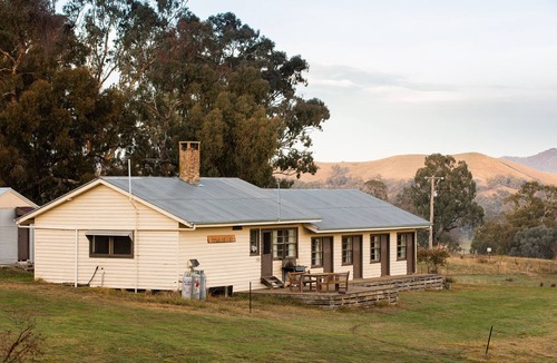 Maindample House | Large Wappan Bonnie Doon farmstay on Lake Eildon near Mansfield/Mt Buller. 18ppl