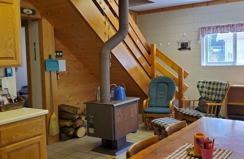 Crescent Cabin | Large Waterfront Cabin on Crescent Creek near Crater, Crescent, and Odell Lake.