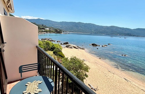 Tiuccia Apartment | Large waterfront studio - direct access to the beach