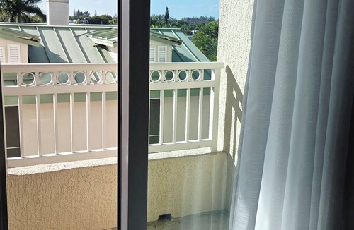 Boynton Beach Condo | Larger 1 bdrm 1.5 bath! Casa Costa 3/4mi beach pool/gymBoynton Beach 2queenbds