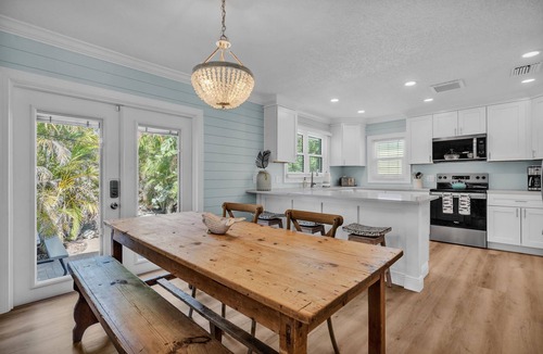 Bay Esplanade House | LARGEST in North Beach- PRIVATE POOL- 1 Block to BEACH - All 3 Units- SLEEPS 16