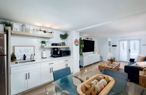 Rock Harbor House | Largo Getaway 3 King Suites + In-Laws Quarters, Pickleball