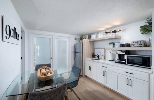 Rock Harbor House | Largo Getaway 3 King Suites + In-Laws Quarters, Pickleball