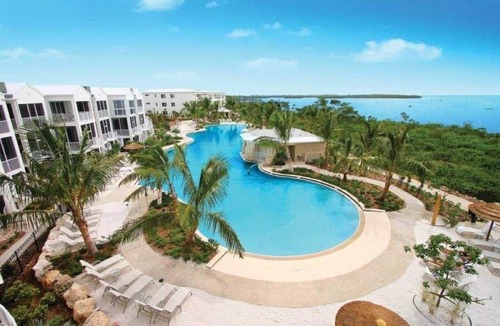 Rock Harbor House | Largo Getaway 3 King Suites + In-Laws Quarters, Pickleball