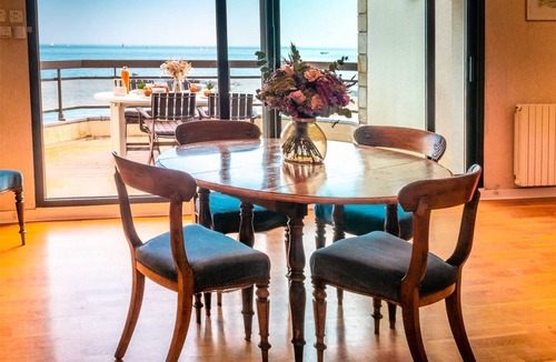 Larmor-Plage Apartment | Larmor-Plage Spacious 3BR with Terrace, Elevator, and Parking by the Sea