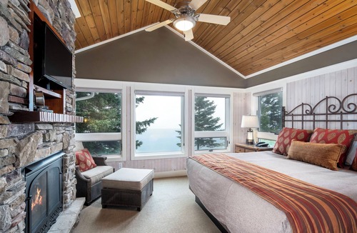 Two Harbors Hotel | Larsmont Cottages