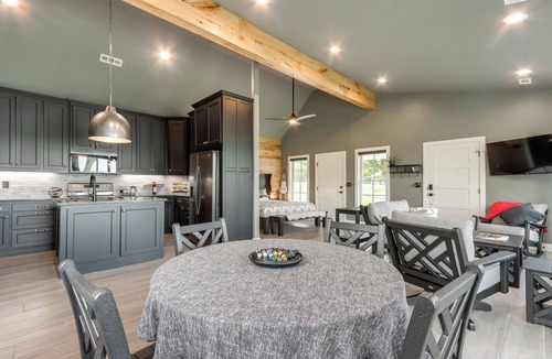 Rogers Apartment | 'larue Rendezvous' Luxe Stay at Historic Site