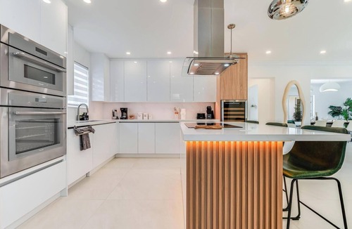Victoria Park Villa | Las Olas Designer Luxury Getaway – Fox Pearl Pool House is a 4BD upscale single-family home in Victoria Park with a private pool, high-end design, and prime location near Las Olas Blvd, beaches, dining, and nightlife.