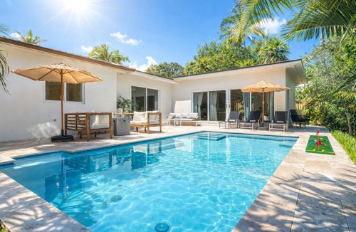 Victoria Park Villa | Las Olas Designer Luxury Getaway – Fox Pearl Pool House is a 4BD upscale single-family home in Victoria Park with a private pool, high-end design, and prime location near Las Olas Blvd, beaches, dining, and nightlife.