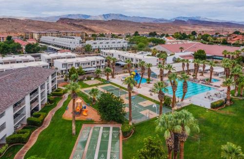 St. George House | Las Palmas 1805 Shared Pool and Hot Tub, Great Clubhouse Amenities