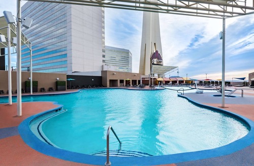 Gateway District Hotel | Las Vegas Vacation! Pool, Game Room, Casino, Parking! Near The Neon Museum