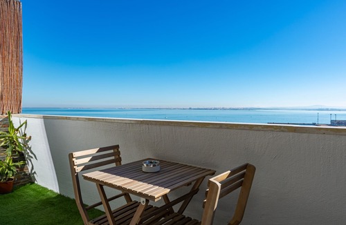 Cacilhas Apartment | Last floor with a great river view!