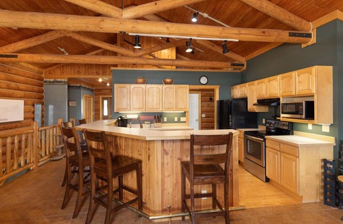 Big Sky Cabin | Last Minute Special! Cozy Log Cabin, Views, Hottub